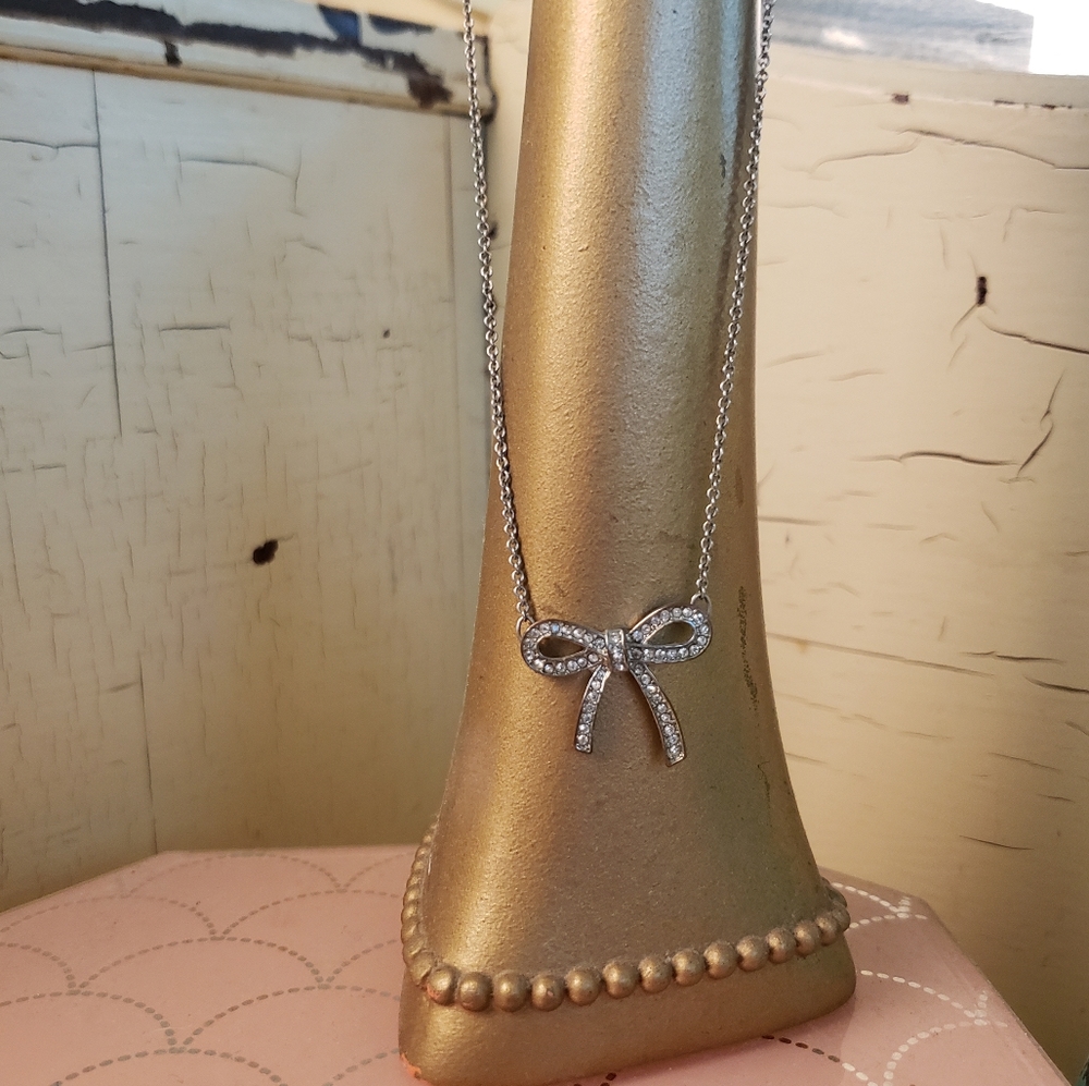 Silver bow pendant necklace